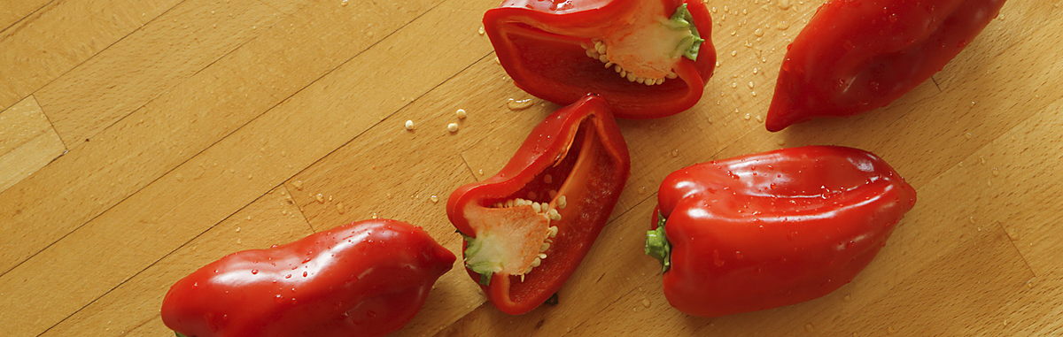 Paprika auf einer Holzplatte