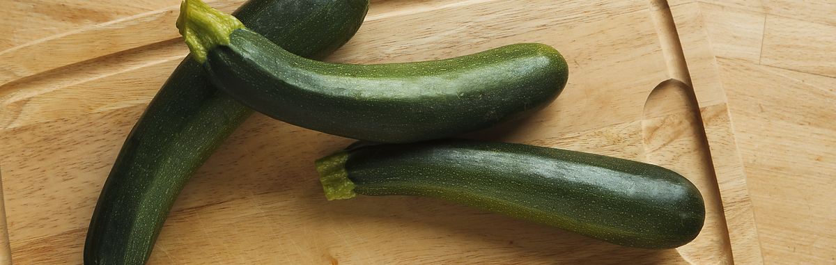 Zucchini auf einen Holztisch