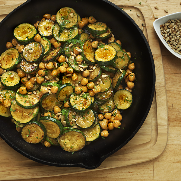 Zucchini mit Kichererbsen und Sonnenblumenkernen